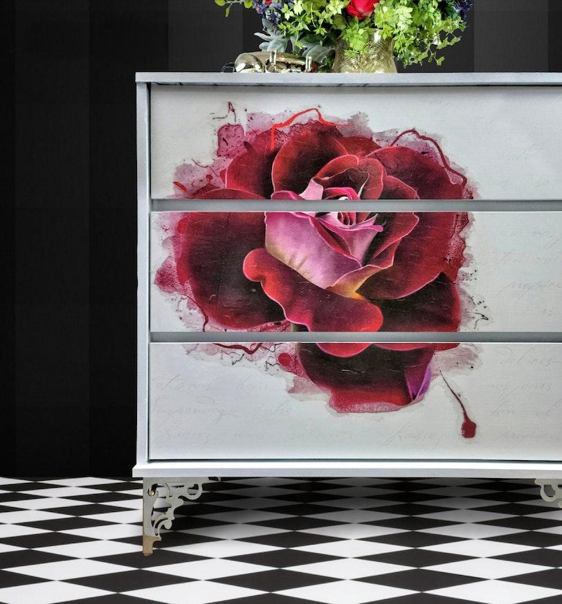Passion's Rose White Gloss Chest image 4