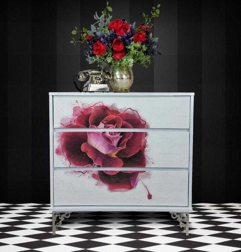 Passion's Rose White Gloss Chest image 6